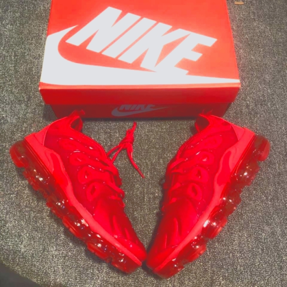 Red Nike vapor Max size 12